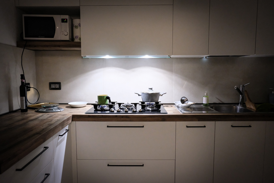 led cabinet light plug in